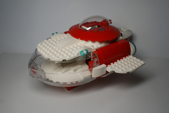 LEGO MOC - Submersibles - Грузовая подводная лодка CS-R32: Спереди подводной лодки находится центр управления судном