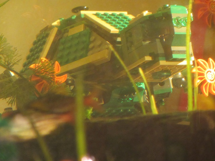 LEGO MOC - Submersibles - Тортилус: Тортилиус в естественной среде. Размытость внизу фото - рыбы).
