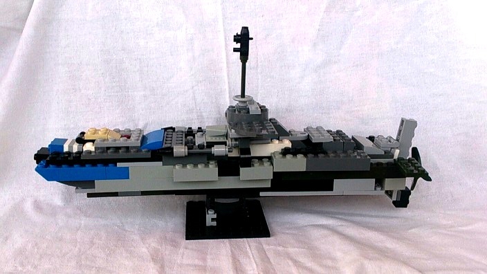 LEGO MOC - Submersibles - Подводная лодка 'К-15': Вид сбоку. Для лучшего обзора лодку поставили на подставку. 
