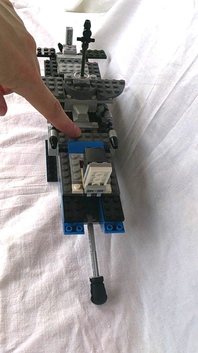 LEGO MOC - Submersibles - Подводная лодка 'К-15': При нажатии на эту кнопку осуществляется пуск торпеды, которая вылетает из торпедного отсека.