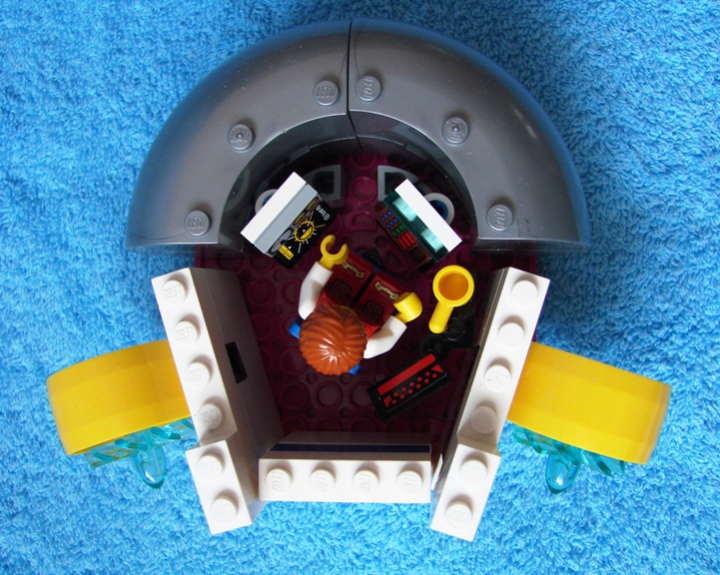 LEGO MOC - Submersibles - Вперед, за сокровищами!: Кабина оборудована всевозможными приборами.