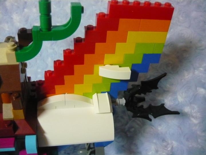 LEGO MOC - Submersibles - 'Спасение из Заоблачной Дали на подлодки мастеров'.: Хвост -- часть Кисоньки. Она возвела этот хвост в стиле Заоблачной Дали, с радугой и облаками.