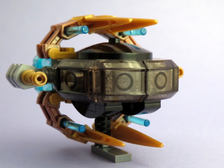 LEGO MOC - Battle of the Masters 'In cube' - Golden Uninoida: Крылья принимают округлую форму. Только ионные орудия выступают по краям корпуса.