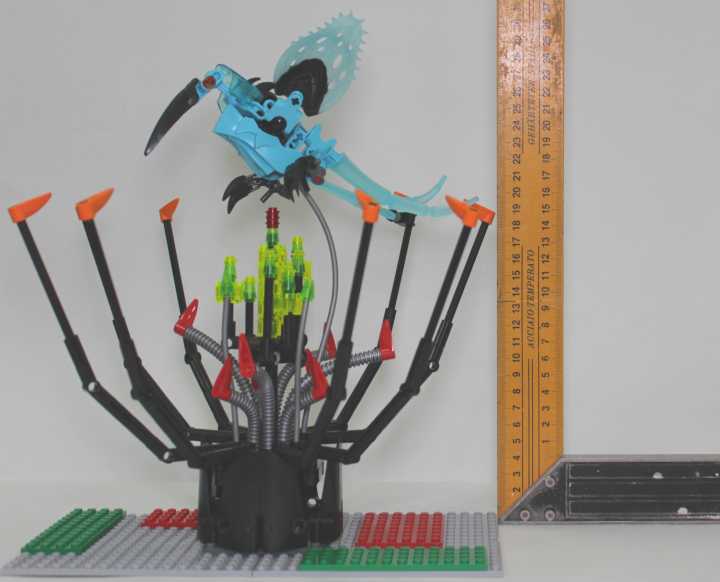LEGO MOC - Инопланетная жизнь - Завтрак Кхорга: Это на случай вопросов к размерам. Модель симметричная, в проекцию пластины 32*32 умещается впритык.<br />
Если можно, прошу не размещать эту картинку в общем альбоме.