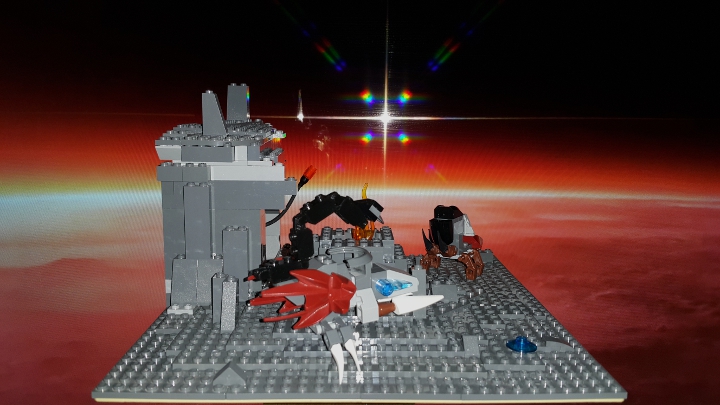 LEGO MOC - Инопланетная жизнь - Жизнь на планета Ореол: Ландшафт тут состоит из серой породы. Здесь встречаются острые глыбы, торчащие из земли. На планете очень часто встречаются кратеры, пышущие языками пламени.