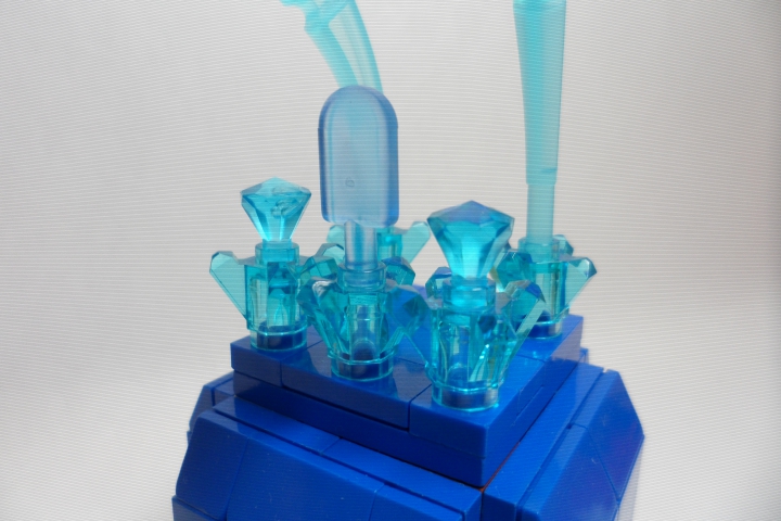 LEGO MOC - Инопланетная жизнь - Охота на синий куб: В верхней части животного расположены пять кристаллов, из за которых он и получил название. Из трех растут глаза - один большой и два маленьких. Из двух других растут рога, на конце которых расположены стрекательные клетки, помогающие кристалликсу защищаться от летающих врагов.