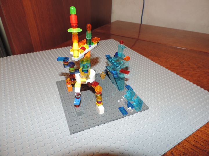 LEGO MOC - Инопланетная жизнь - Кристаллоид: на задней стороне головы есть зеленый, красный и желтый кристаллы-ультразвуковые сканеры для поиска кристаллов.