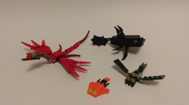 LEGO MOC - Инопланетная жизнь - За три часа до заката.: Давайте рассмотрим повнимательней местную фауну. Благодаря тому, что здесь атмосфера в два раза плотнее, чем на Земле, на Карторионе складываются идеальные условия для летающих существ, таких, например, как  вартокаринх (красный) и гироктикус (тёмно-зелёный). Эти существа относятся к классу двукрылов, эквивалентов земных птиц.<br />
Также мы можем видеть двух рыбообразных существ оранжевоспиннго плоскохвоста и большого сарлакса.<br />
 