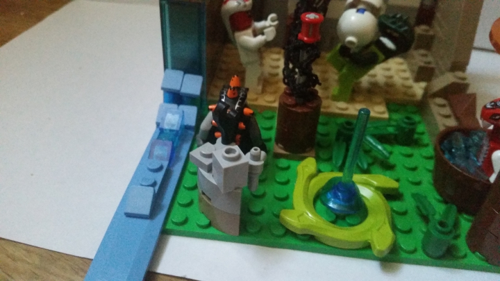 LEGO MOC - Инопланетная жизнь - Планета 'Земля змей' : 7. Тут вы можете видеть змею-восстановителя и рядом с ним инструменты (гаечный ключ и паяльник). 