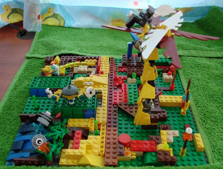 LEGO MOC - Инопланетная жизнь - Вторая Земля: А с пальмы на него готов броситься бурлён.
