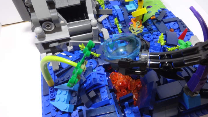 LEGO MOC - Инопланетная жизнь - Кусочек жизни на планете Скаардж: Вот его плазменный эксзолятор в него он набирает эту воду.