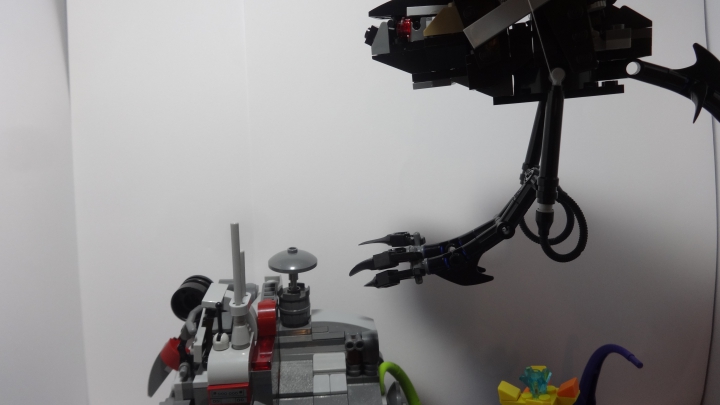 LEGO MOC - Инопланетная жизнь - Кусочек жизни на планете Скаардж: Рука имеет небольшое дополнение- она может удлинятся.