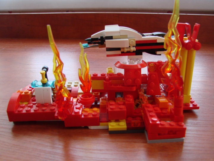 LEGO MOC - Инопланетная жизнь - Огнедышащая планета: А так – сбоку.