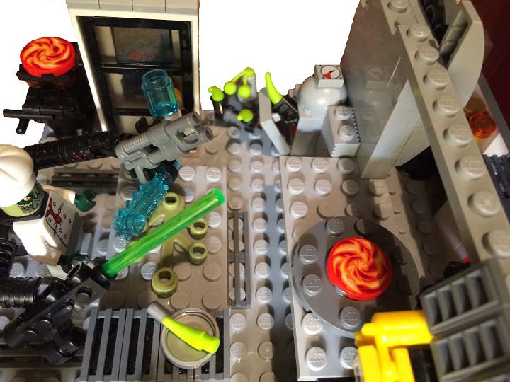 LEGO MOC - Инопланетная жизнь - Cafe 'FlameSpice': Одна пицца готова и ждет, когда ее подадут клиентам, полным ходом идет приготовление еще одной. Если приглядеться, то можно заметить сбежавшего бокохода, решившего заглянуть в газовую печь.