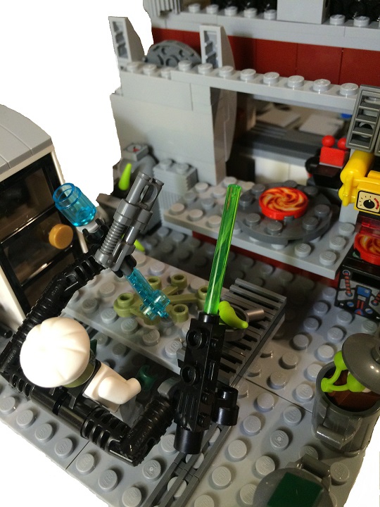 LEGO MOC - Инопланетная жизнь - Cafe 'FlameSpice': Готовка идет полным ходом. А в мусорном баке притаился еще один бокоход.