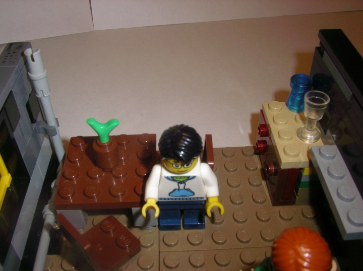 LEGO MOC - Joy and Sadness of Great Victory - Возвращение солдата домой: Сын выбегает к папе.<br />
Далее обзор квартиры.