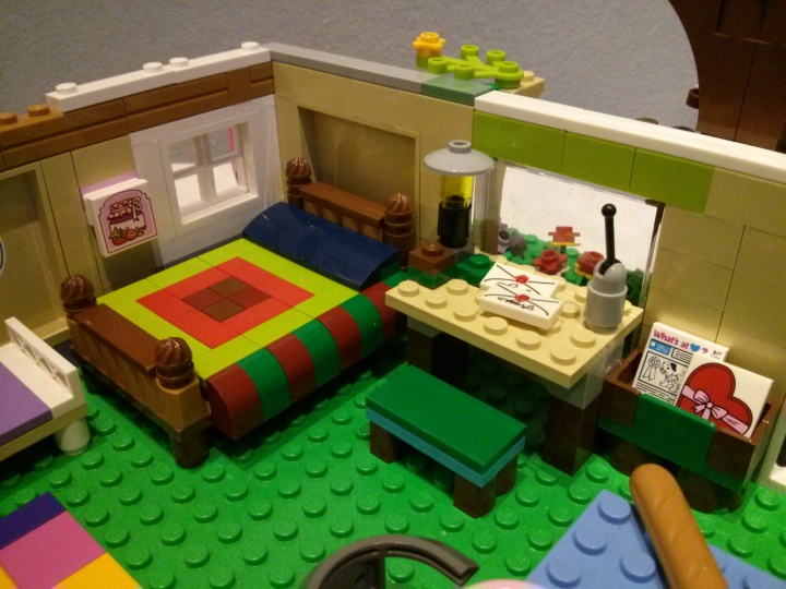 LEGO MOC - Russian Tales' Wonders - Маша еще не пришла..: Уголок папы-мишки: кровать с 'шишечками', письменный стол (и письма родным - белым медведям - уже готовы), газеты/книги, на стене - картина с баночкой любимого варенья. мммм