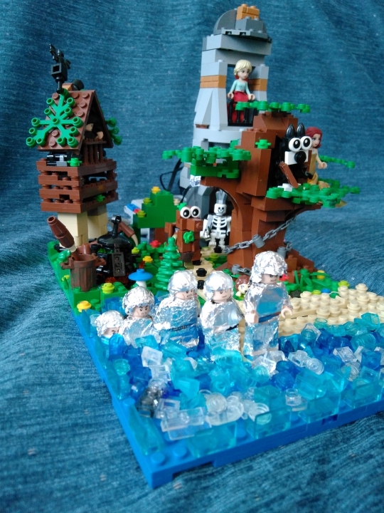 LEGO MOC - Russian Tales' Wonders - 'Lukomorye': ...Там о заре прихлынут <br />
                    волны<br />
На брег песчаный и<br />
                 пустой     <br />
И тридцать витязей<br />
              прекрасных<br />
Чредой из вод выходят<br />
                ясных,<br />
И с ним дядька их <br />
             морской...