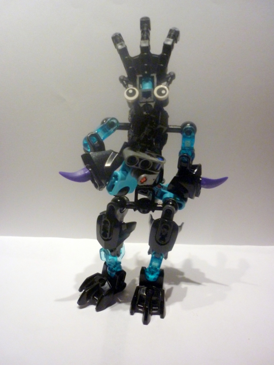 LEGO MOC - New Year's Brick 2017 - Революция праздника: Где же могут быть аборигены?Книппер Шлур Де  задумался и встал в почти Роденовскую (А может и Денрадииновую?) позу.