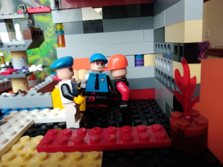 LEGO MOC - Detective Contest - Расследование пропавшего яйца с фермы динозавров: Идёт допрос свидетелей - сотрудников 