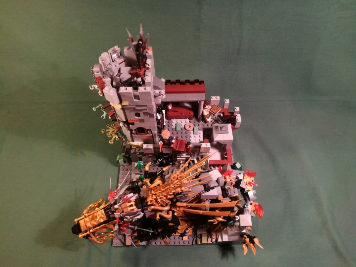 LEGO MOC - Fantastic Beasts And Who Dreams Of Them - Императорский метаморфозмей (Золотой Ужас).: Вид сверху. Западная башня - самая высокая в крепости после донжона, башни, в которой проживал хозяин замка. 