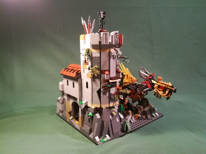 LEGO MOC - Fantastic Beasts And Who Dreams Of Them - Императорский метаморфозмей (Золотой Ужас).: Западная башня использовалась для обороны и в качестве наблюдательного поста.