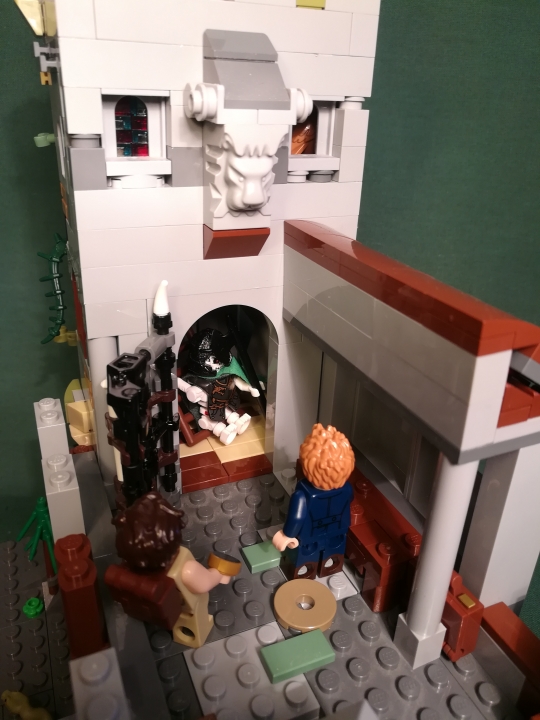 LEGO MOC - Fantastic Beasts And Who Dreams Of Them - Императорский метаморфозмей (Золотой Ужас).: Внимание путешественников привлекла решётчатая дверь. Вот что они увидели, открыв её. По всей видимости, это бывший обитатель крепости, которую он не успел покинуть в далёком XV веке.