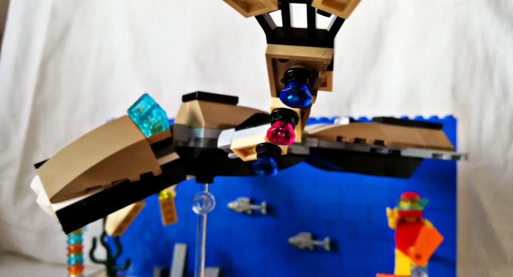 LEGO MOC - Fantastic Beasts And Who Dreams Of Them - Алмазный аллигатор : Алмазы на обратной стороне руки.