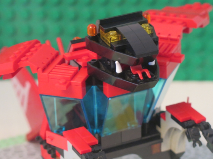 LEGO MOC - Fantastic Beasts And Who Dreams Of Them - Красный хрустальный дракон: Открытая пасть это не оскал, а улыбка.