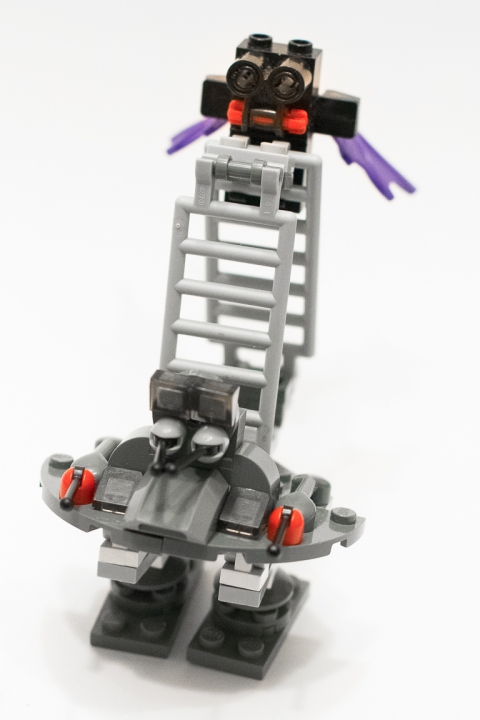 LEGO MOC - Fantastic Beasts And Who Dreams Of Them - Летаус, Лестничник и Змеинус: Животное под названием «Лестничник» (на нем сейчас сидит птица).