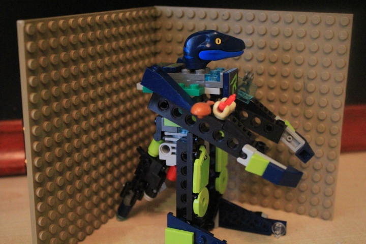 LEGO MOC - 16x16: Mech - Динобот R: Вид с боку.<br />
