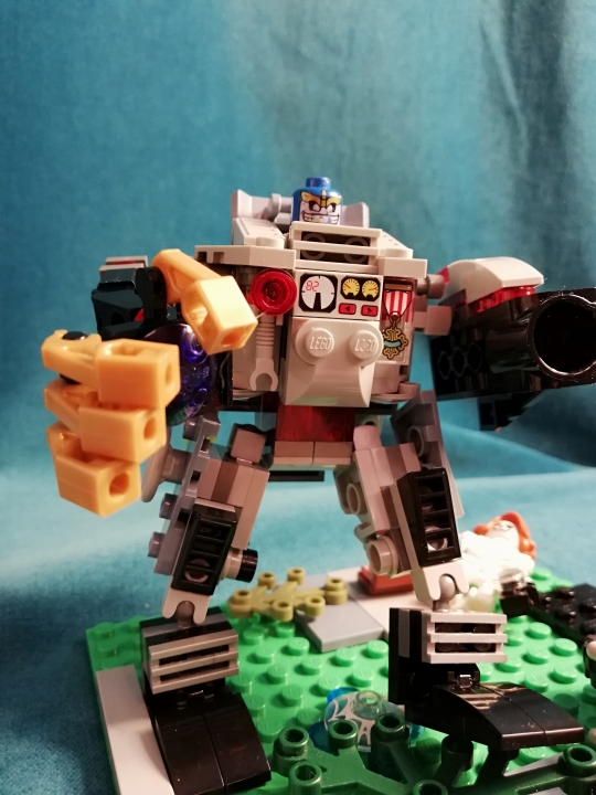 LEGO MOC - 16x16: Mech - Апокалипсис сегодня: Но кому то все же удалось уцелеть. Невозможно перебить всех разом, даже если ты робот с огромной пушкой и рано или поздно, земляне вернут свою планету себе, восстановим ее из руин. 