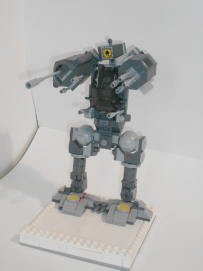 LEGO MOC - 16x16: Mech - Мех, не переживший своей победы: Вид спереди. Мех может поднимать пушки, поворачивать корпус, садиться на продольный шпагат.