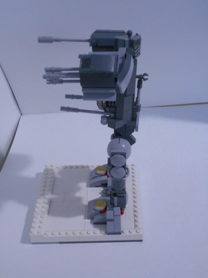 LEGO MOC - 16x16: Mech - Мех, не переживший своей победы: Вид сбоку.