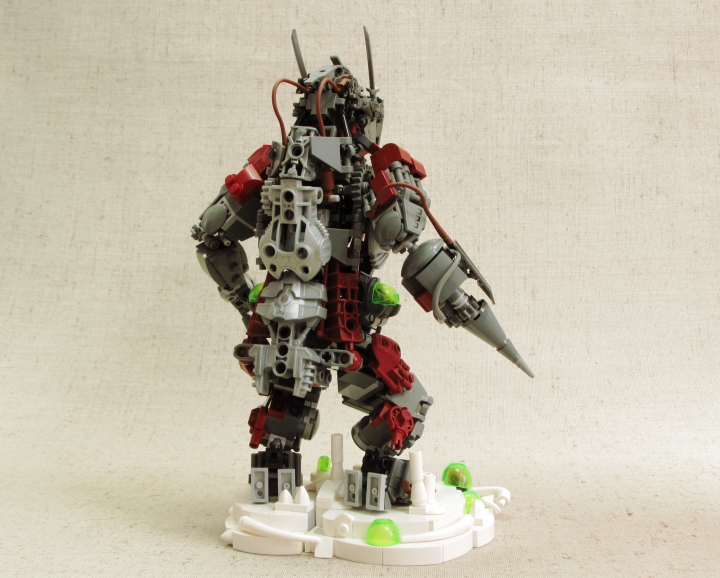 LEGO MOC - 16x16: Mech - Скорн А-3: </center></i>С молчаливой ненавистью меня атаковали. Я не успел заметить откуда они взялись. Три крылатые твари, сопровождаемые лишь единственным звуком - стрекотом крыльев. Выставив острые жала, они кидались на Скорна, но те лишь отскакивали от его брони, совершенно бесполезные. <br />
<br><br />
<br><br />
Я недобро ухмыльнулся. Это вам не на обычных солдат нападать. Скорн - нечто совершенное. Помимо всего прочего, придаток значительно увеличивал мыслительные способности, и мои мысли двигались в несколько раз быстрее, чем у обычного человека. Быстрым, почти незаметным движением, бур метнулся к одной из тварей, пробивая панцирь и наматывая на себя ее плоть, разрывая на части. Остальных подобная участь постигла еще через пару мгновений.<br />
<br><br />
<br><br />
Злорадно ухмыляясь, я еще минуту с упоением давил торчащие повсюду яйца. Только после того, как не осталось ни одного, я весь перепачканный ихором и слизью, двинулся дальше.<br />
<br><br />
<br><br />
 Интересно почему эта база была брошена и за такое количество лет не возвращена? Вряд тут дело в финансировании - судя по всему, на протяжении трех лет было по меньшей мере пять попыток ее вернуть. Но ни одна пока что не увенчалась успехом. Было бы очень любопытно узнать причину. <br />
Но моя цель заключается в другом. Судя по всему, надежды на возвращение Дельты-7 были отброшены, и я должен лишь добраться до банка данных, перекачать себе некоторые важные файлы и убраться отсюда. Поэтому и послали сюда лишь меня одного - одного из непревзойденных пилотов Скорна. <br />
<center><i>
