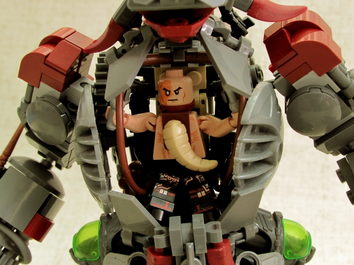 LEGO MOC - 16x16: Mech - Скорн А-3: </center></i>Двери архива оказались выдраны из проема. У входа в него белая слизь почему-то заканчивалась. Будто нечто не давало ей распространиться внутрь. Изнутри тяжелыми психическими волнами накатывали чужие эманации. Придаток закопошился у меня в груди, еще сильнее вгрызаясь в нее. Я чувствовал его примитивный страх. Да что говорить. Мне самому стало страшно. Я шагнул внутрь.<br />
<br><br />
<br><br />
У дальней страны темнел знакомый силуэт. Но мой взгляд отказывался фокусироваться на нем. Давление в затылке усилилось, боль отдавалась по нервам в руки, и вместе со мной вздрагивала моя машина. Я сделал несколько неуверенных шагов по направлению к силуэту.<br />
И я увидел его отчетливо. Это было невозможно. <br />
Передо мной блестел стальными вставками брони в живую массу мышц мой собственный Скорн. <br />
<br><br />
<br><br />
Но в нем будто что-то отличалось. Я всмотрелся пристальнее. Сердце в груди разошлось так, что казалось, будто выпрыгнет прямо придатку в пасть.<br />
<center><i>