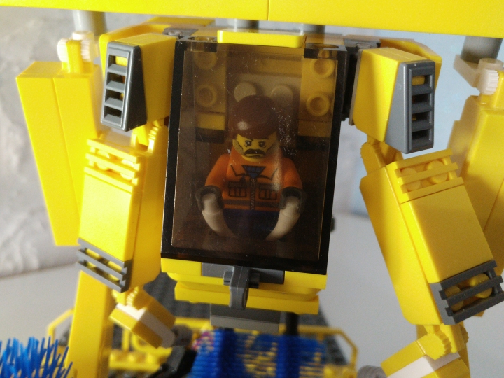 LEGO MOC - 16x16: Mech - MCW-300: Вид на кабину пилота.