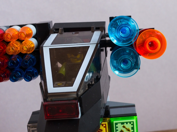 LEGO MOC - 16x16: Mech - УШБМ 'Щит': Основным оружием являются три лазерных пушки. Две мощные синие лазерных пушки легко прорезают любую броню, в то время как красный лазер позволяет дополнительно легко воспламенить любые горючие материалы. 
