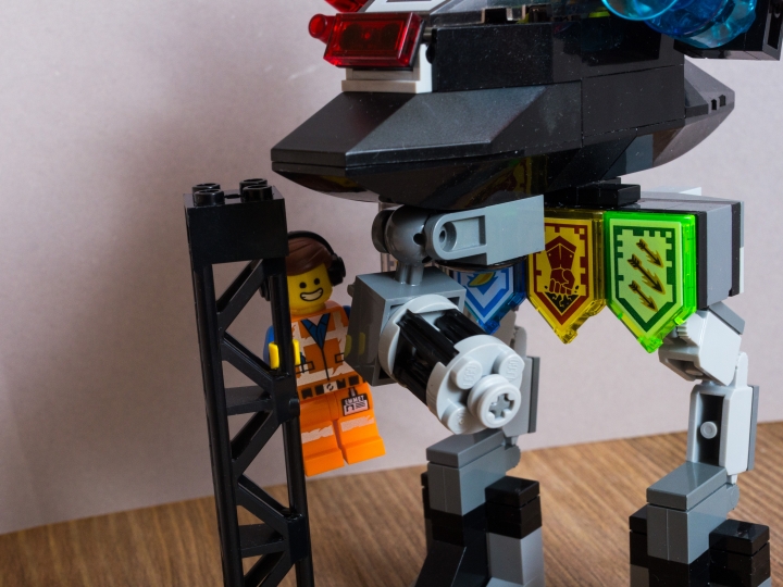 LEGO MOC - 16x16: Mech - УШБМ 'Щит': Пулемет крепится на подвижной турели...<br />
-Я СКАЗАЛ УБЕРИТЕ ЭТОГО РАБОЧЕГО ИЗ КАДРА.