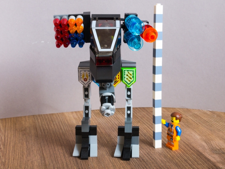LEGO MOC - 16x16: Mech - УШБМ 'Щит': Высота УШБМ 'Щит' целых 16 бриков. 