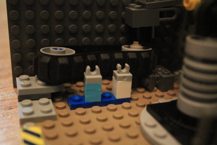 LEGO MOC - 16x16: Batman-80 - Мини Бэтпещера: Гарелея костюмов