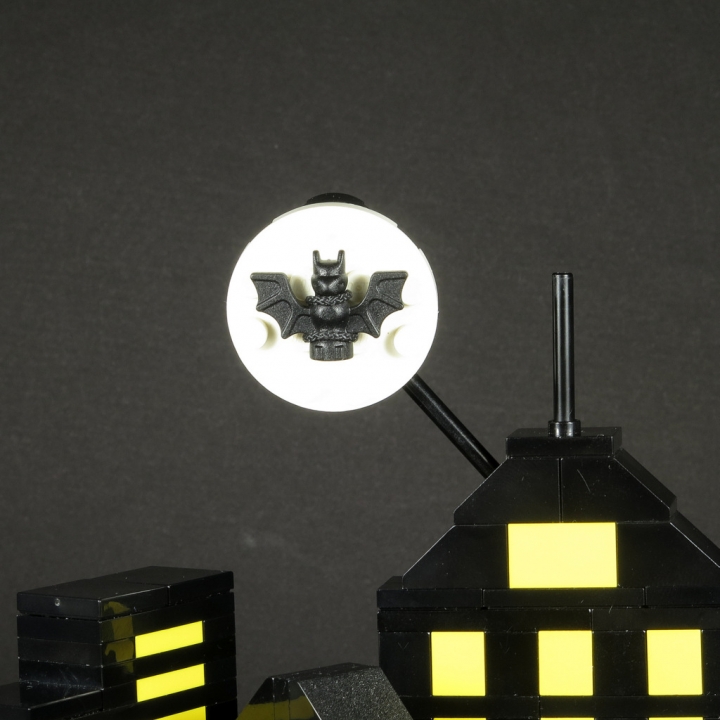 LEGO MOC - 16x16: Batman-80 - Gotham City: Это не луна! Это Бэт-сигнал!