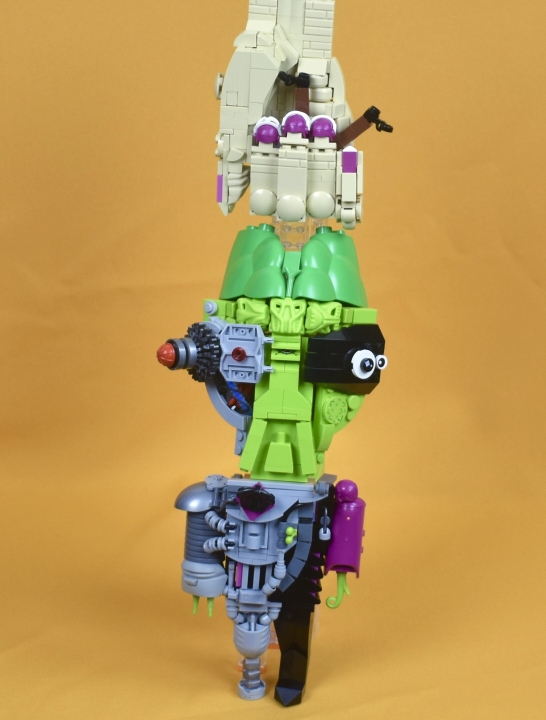 LEGO MOC - 16x16: Chibi - Больше - лучше!: По-началу, пришла идея найти нечто с большой головой изначально, но так как в других идеях были необходимы подручные или противники, то и им бы также пришлось делать крупные головы, чего все таки не хотелось. <br />
Инопланетяне в Лего, однако, уже другая тема, из их разнообразия выбрал межгалактических странников серии Alien Conquest, так как они сами по себе наиболее близки к соотношениям чиби. Салатовый я как то обошёл вниманием, деталей в нем нашлось мало, хотелось бы проработать голову получше, но в 7066 зелёный человечек был наполовину киборгом, что уже облегчило задачу. Мозг у него меньше чем у оригинала в силу особенностей детали и малочисленности выбора деталей схожего цвета. 
