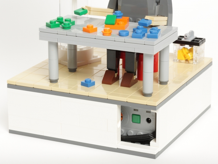 LEGO MOC - 16x16: Duel - Поединок со временем: В пьедестале расположена электрика, необходимая для создания практического эффекта размытия.