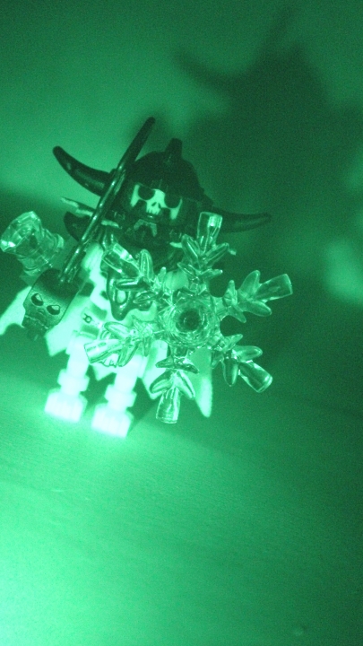 LEGO MOC - 16x16: Duel - фэнтези баттл: Пошел ровно месяц. Все разрушения удалось устранить, новое агентство превратилось в секретную организацию, а наши герои обвенчались. Адам начал работать солдатом-агентом, а Эмма (Фокс) дошла до звания лучшего компьютерщика. Генерал Акира отпустила Адама сделать последнее фото для Брикера. Или не последнее? Вы задавались вопросом, Король мертвых работал один или нет? Это – Теневод, и у него есть армия ледяных пауков.<br />
Продолжение следует…<br />
