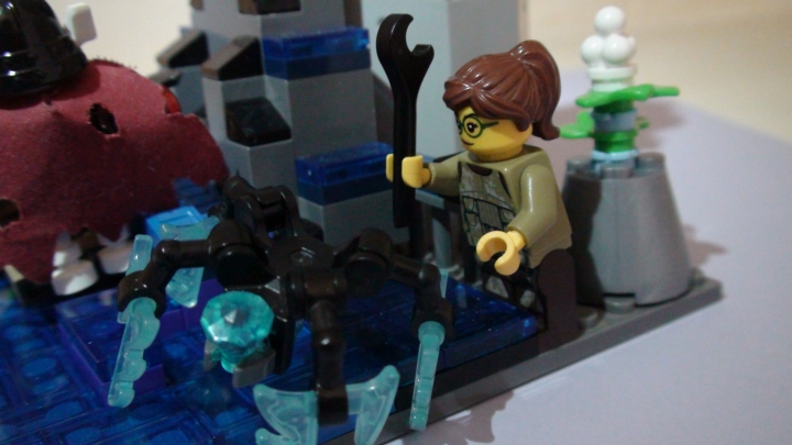 LEGO MOC - 16x16: Duel - фэнтези баттл: А Эмма старается облегчить Адаму задачу и спастись самой. Она достала гаечный ключ и ударила им своего охранника – ледяного паука!