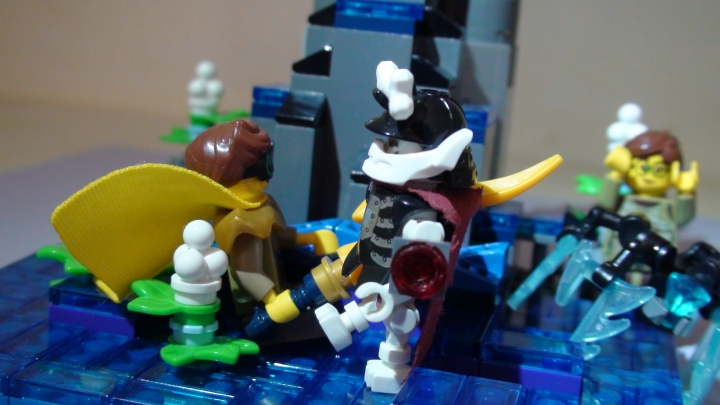 LEGO MOC - 16x16: Duel - фэнтези баттл: Избитый и раненый, «обычный парень» Адам на последнем издыхании вспоминает о разрушениях в столице. И тут меч активируется…     …пробив дыру в костях врага!