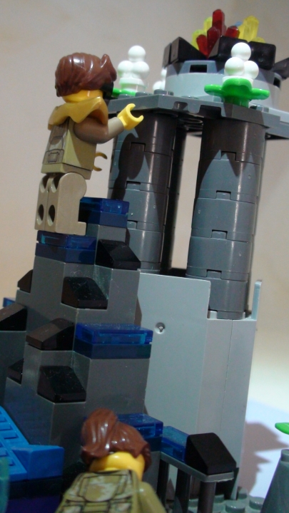 LEGO MOC - 16x16: Duel - фэнтези баттл: Монстр повержен, а значит можно вернуться к главной цели – найти источник темной энергии и уничтожить, ведь только после этого все проблемы решатся. Отважный Фокс забирается на покрытую склизкой массой из злобы и ненависти поверхность донжона, а его любимая лежит внизу без сил.