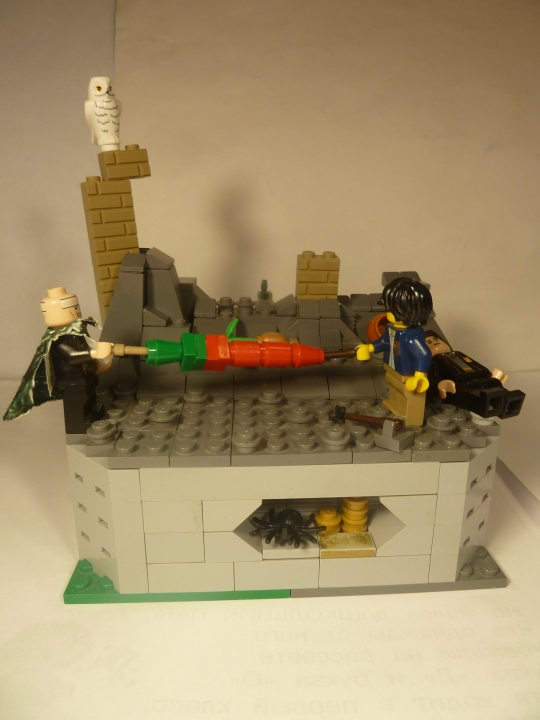 LEGO MOC - 16x16: Duel - Поединок Гарри Поттера и Волан-де-морта.: Общий вид. На столбе сидит сова.(Это не Букля!)