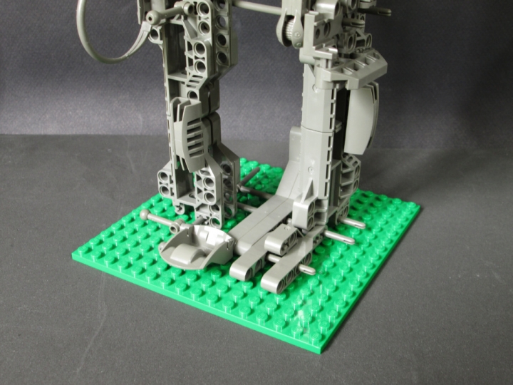 LEGO MOC - 16x16: Duel - Бесконечный дождь: На основании умещается комфортно, включая весь обвес. Фотографировать работу было очень трудно ввиду её пропорций, надеюсь что доп. кадров не понадобится х) Также простите за местами размытый фокус.